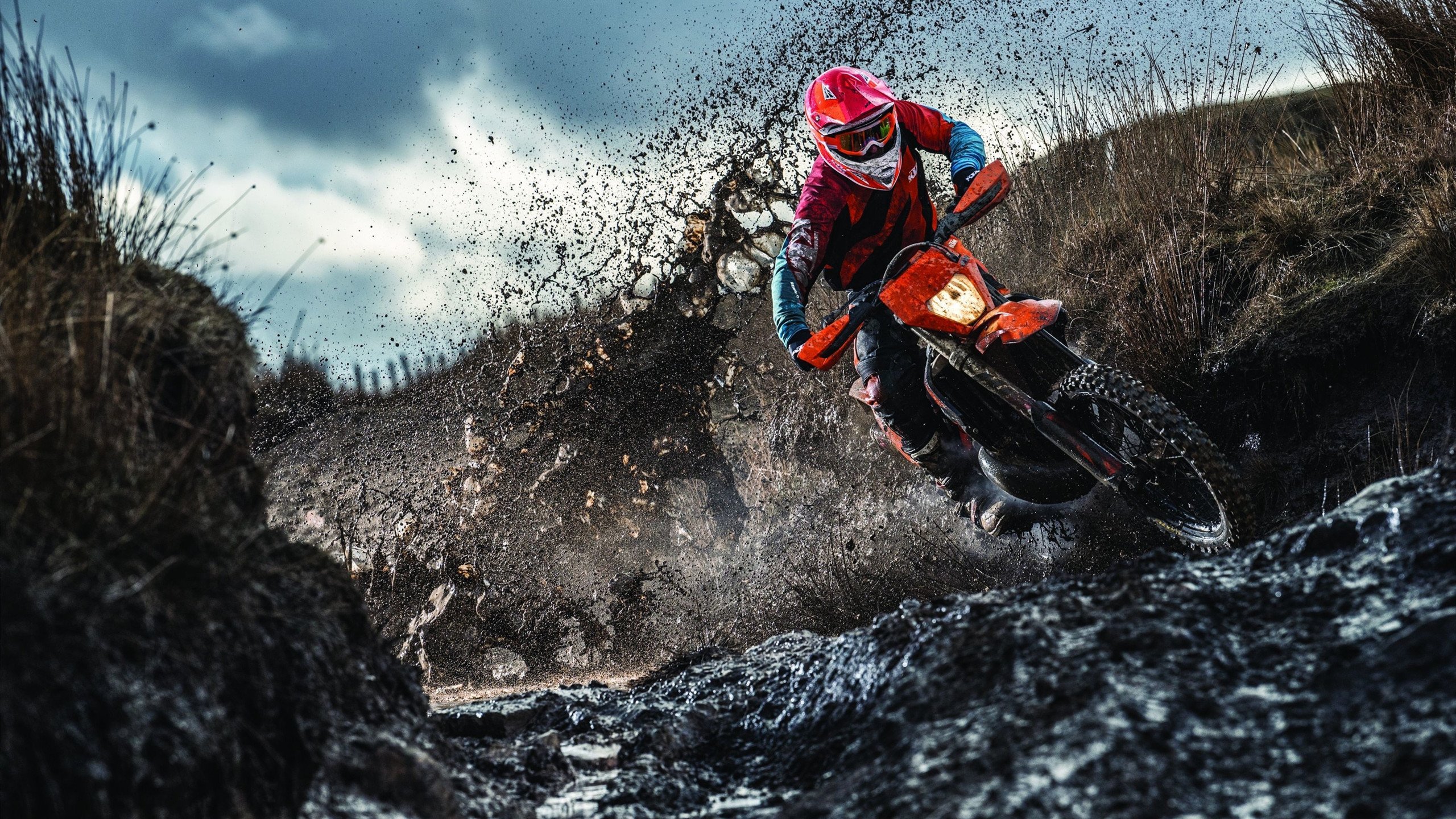 “东安湖赛场：飞扬的风帆与激情的竞技”